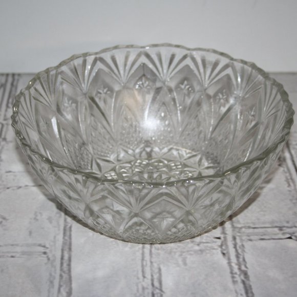 🥣 Vintage Glass Bowl · 8" Wide · 3.75" Tall Clear Glass · Decorative Design · - Picture 1 of 6